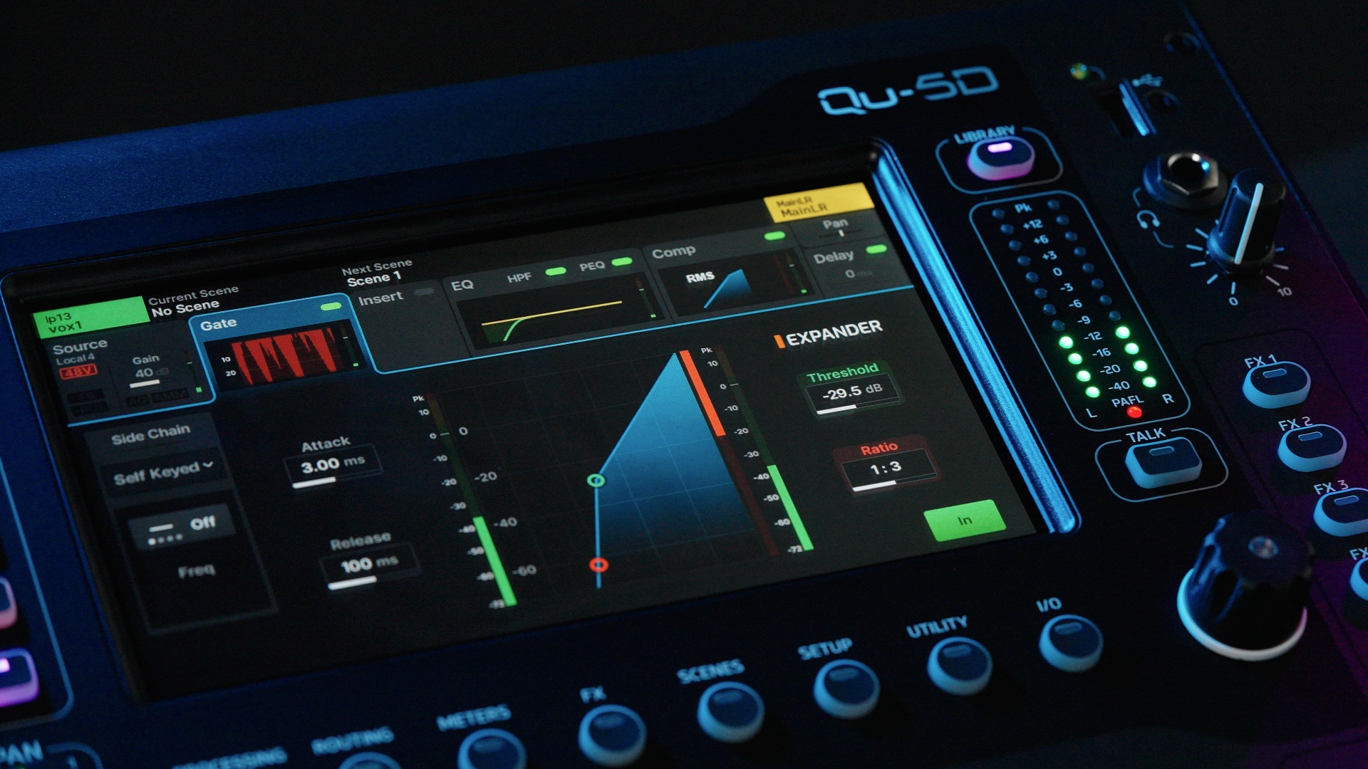 Цифровой микшер Allen & Heath Qu с открытой обработкой входного канала на сенсорном экране