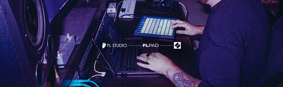 Музыкант работает с контроллером Novation FLpad рядом с ноутбуком с FL Studio