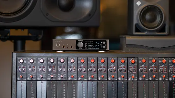 RME ADI‑2/4 Pro EX в мастеринг-студии над аналоговой микшерной консолью