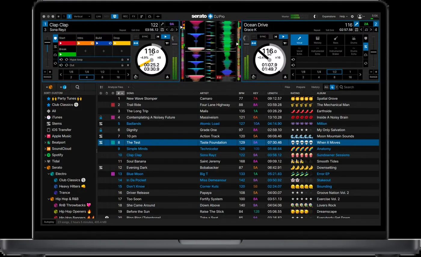 Интерфейс Serato DJ Pro с двумя деками, BPM и синхронизированными волновыми формами